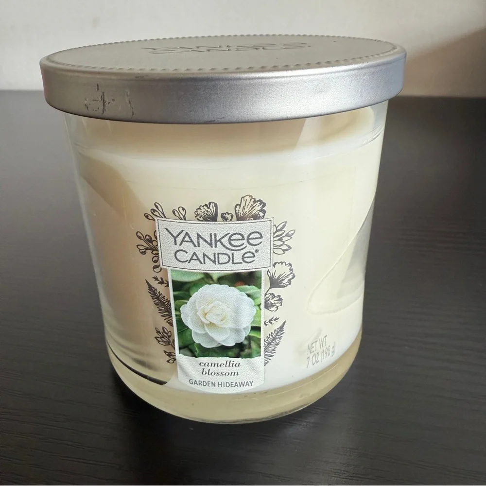 NEW Yankee Candle Camellia Blossom Scented Jar Candle with platform lid — Cream
